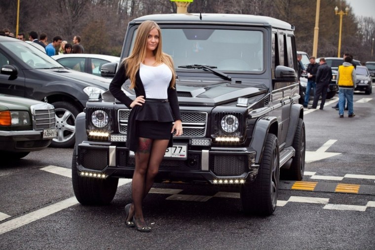 Девушка на Гелендвагене