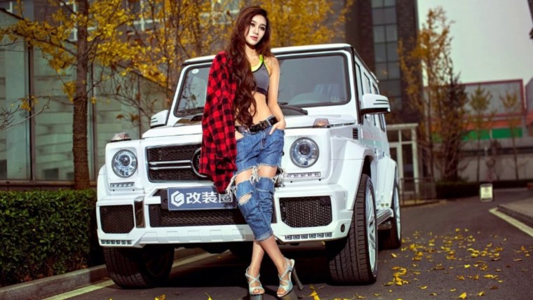 Девушка на фоне Мерседеса