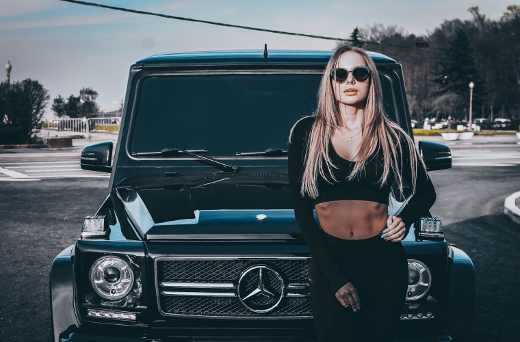 Гелендваген и девушка