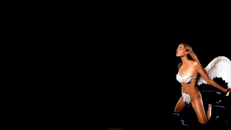 Горячая девушка на черном фоне