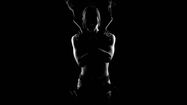 Девушка на черном фоне обои