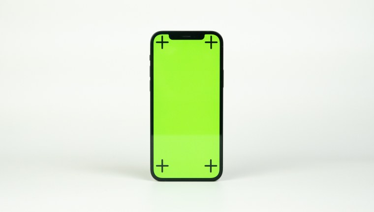 Телефон на зеленом фоне с экраном