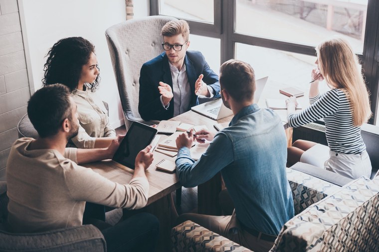 Люди за столом на природе