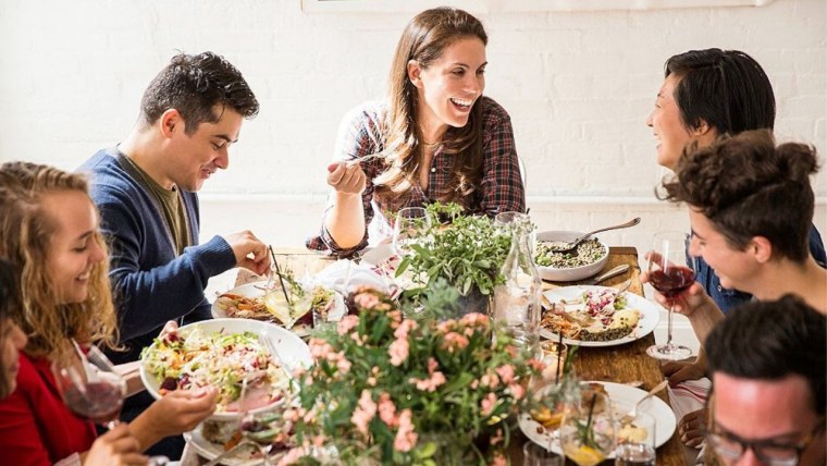 Человек за обеденным столом