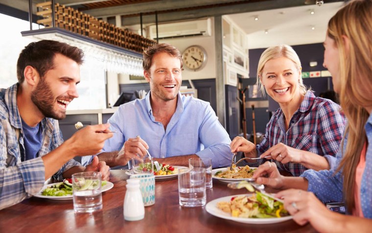 Обед за столом кафе