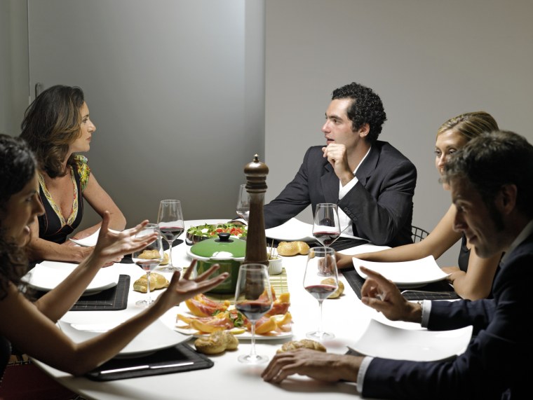 Семья обедает в ресторане