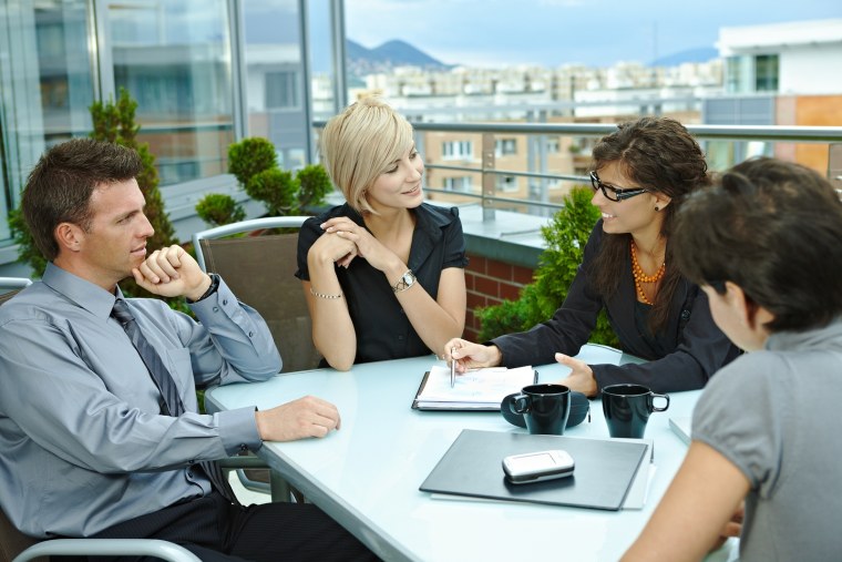 Большая семья за столом