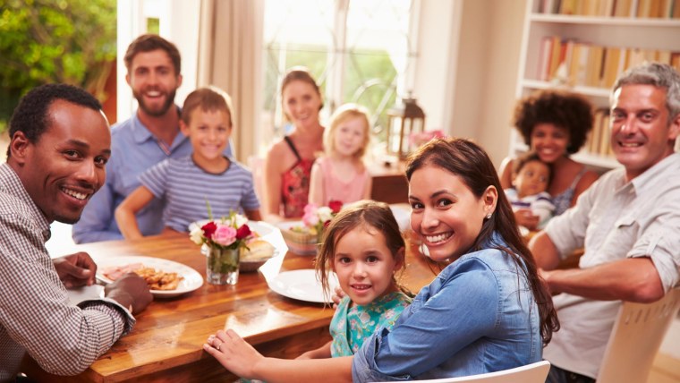 Человек сидит в офисе