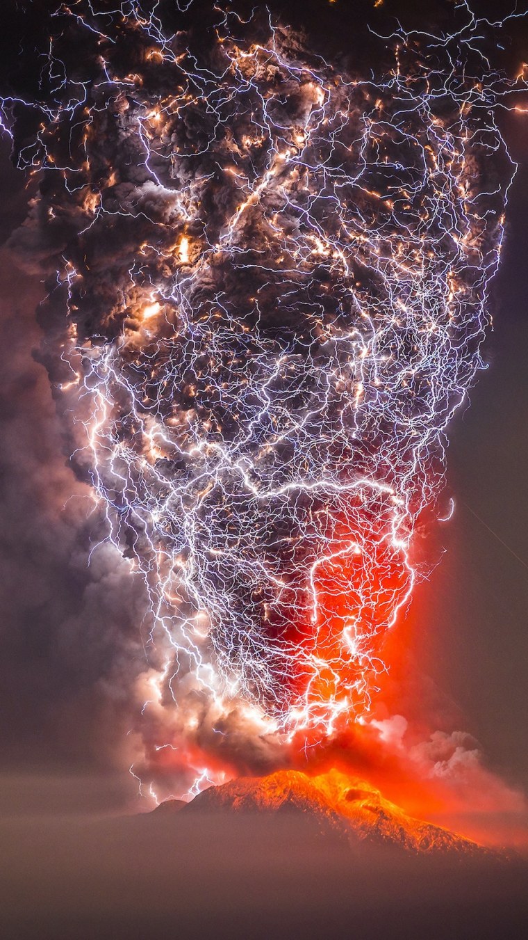 Извержение лава вулкан Сакура дерево