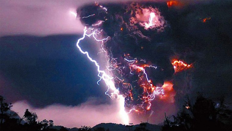 Извержение вулкана с молниями