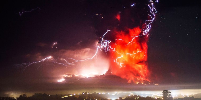 Извержение вулкана с молниями