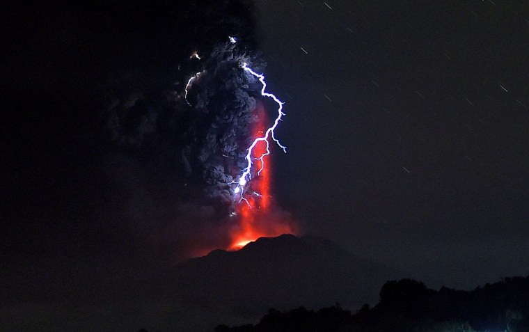 Извержение вулкана Кальбуко. Чили