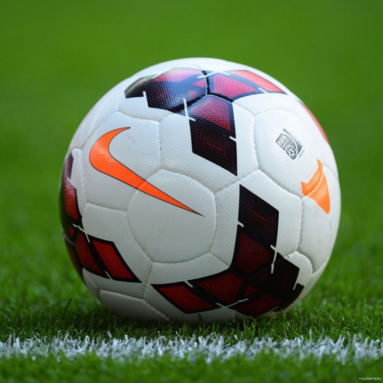 Футболист чеканит мяч