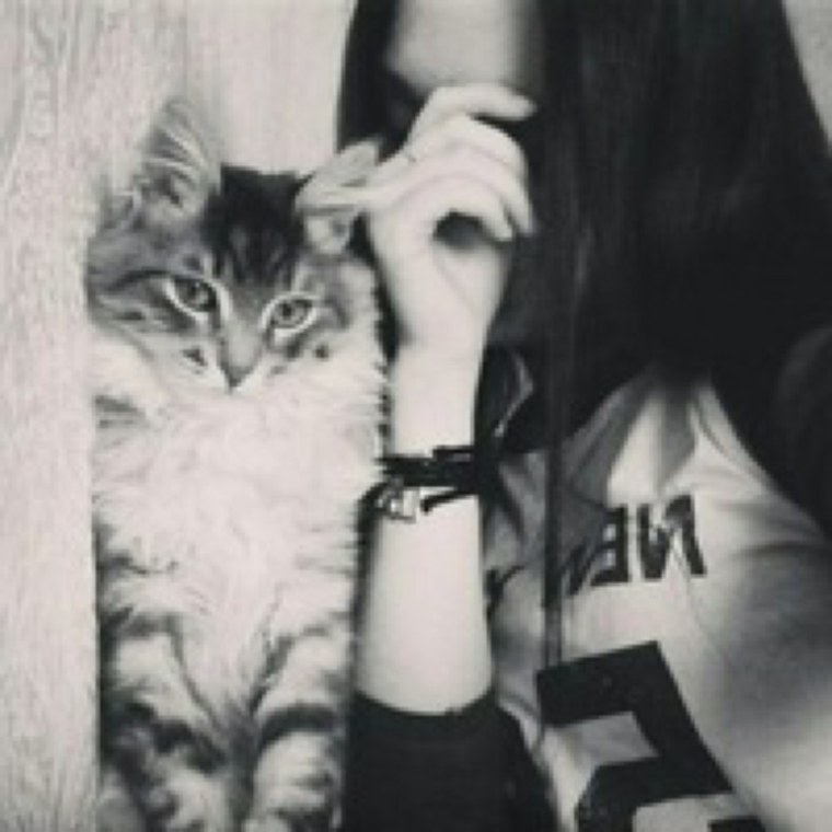 Девушка с кошкой без лица