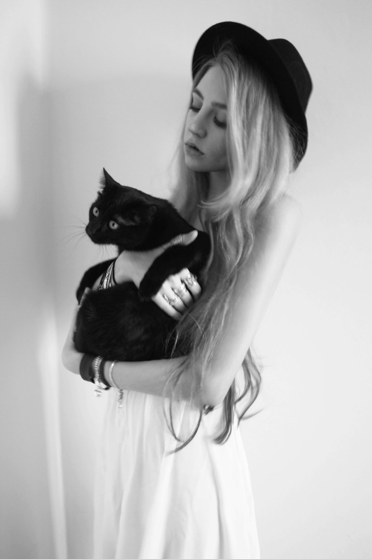 Девушка с котиком