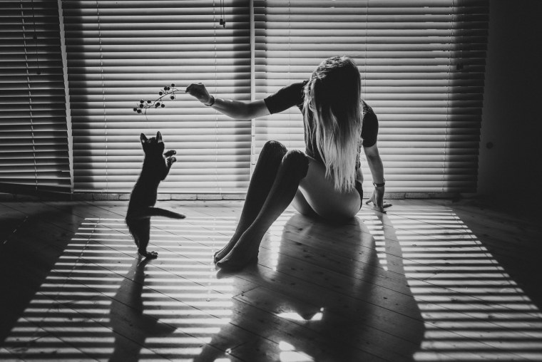 Девушка танцует в одиночестве