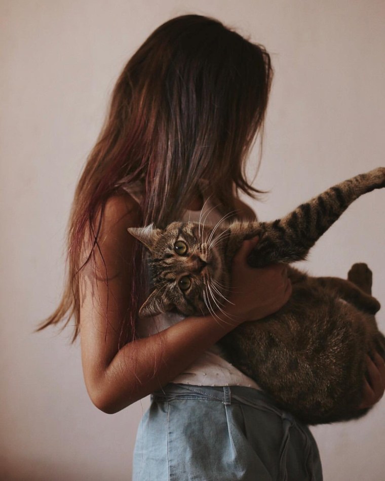 Девушка с котом