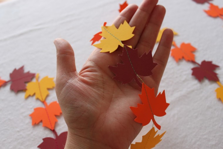 Гирлянда из кленовых листьев