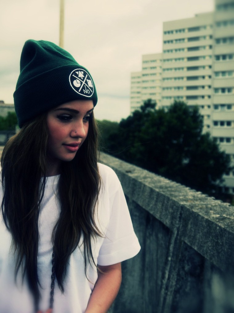 Красивые девушки в бейсболках