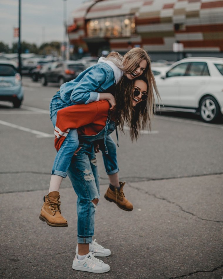 Две крутые девочки