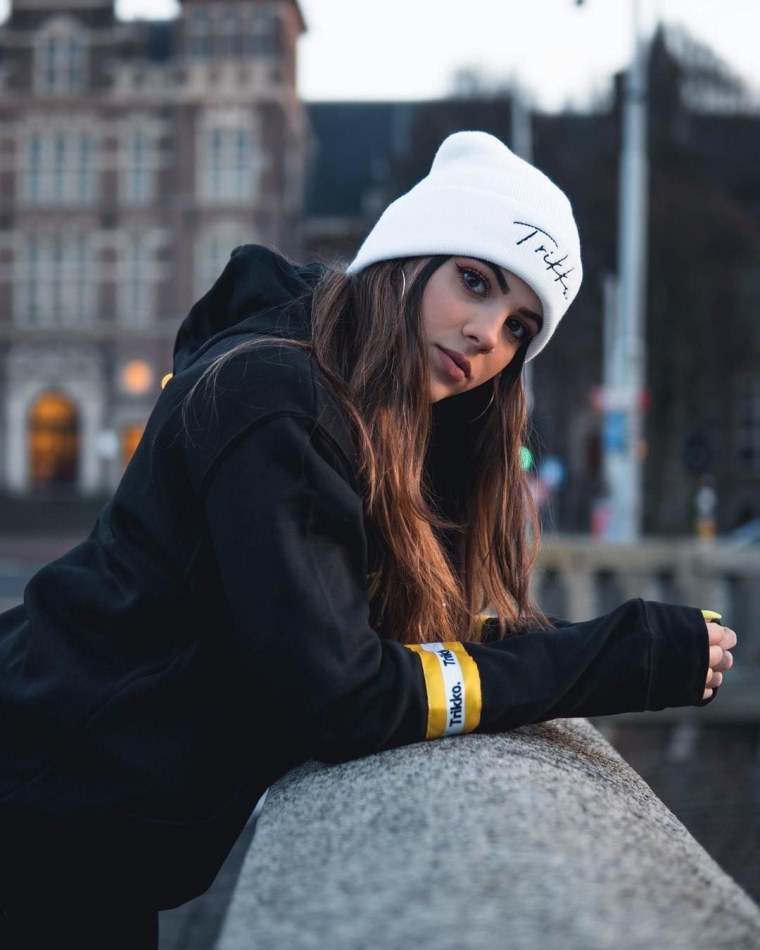 Девушка в бейсболке и очках