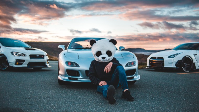 Человек в маске неон