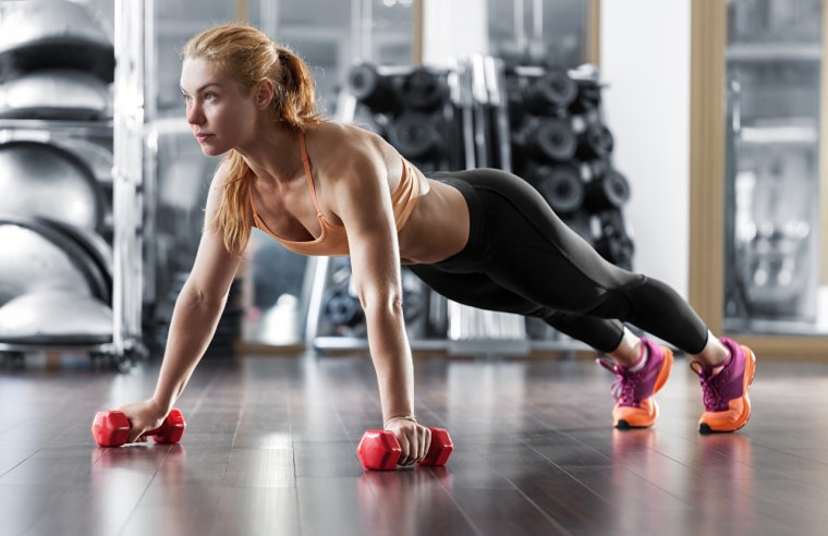 Девушка тренируется