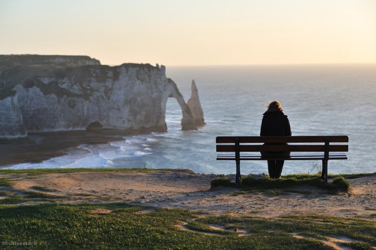 Одинокая скамейка на берегу моря