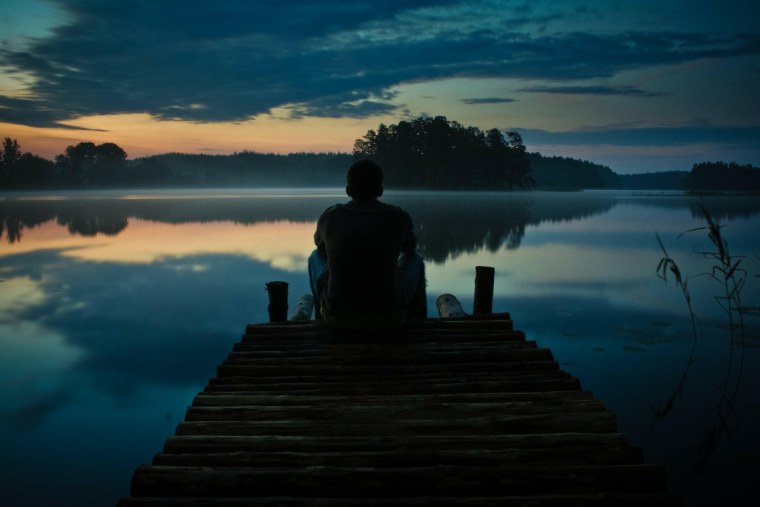 Человек на берегу реки