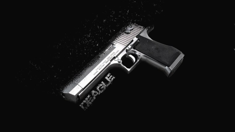 Пистолет на черном фоне