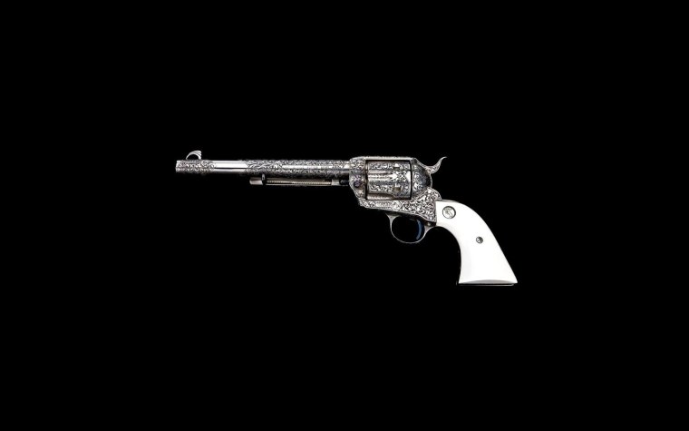 Пистолет на черном фоне