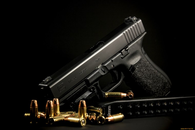 Пистолет на столе