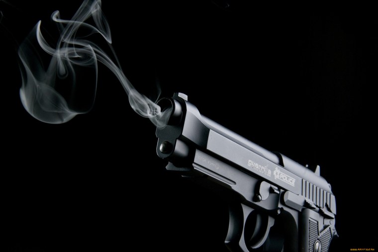 Пистолет стреляет