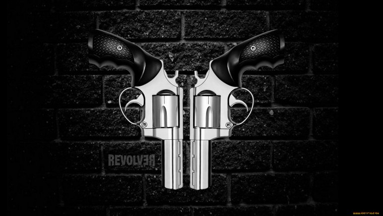 Револьвер на тёмном фоне