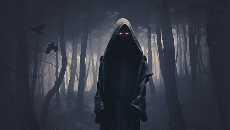 Человек в черном плаще