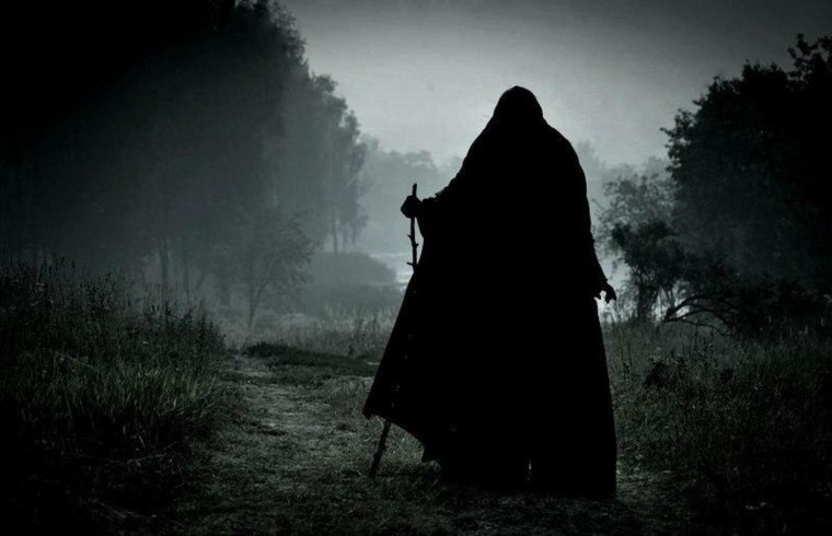 Женщина в черном плаще