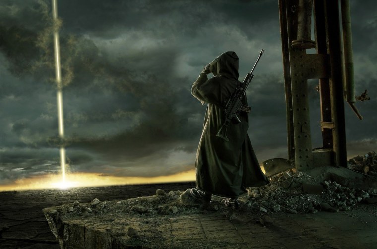 Человек в плаще с капюшоном