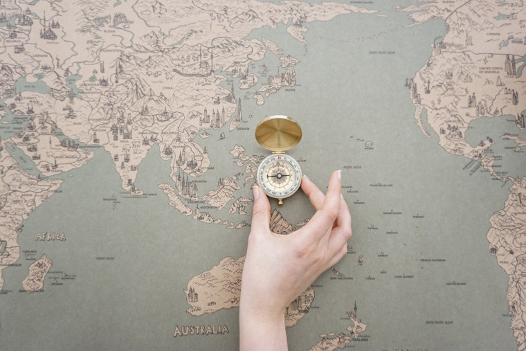 Руки на фоне карты мира