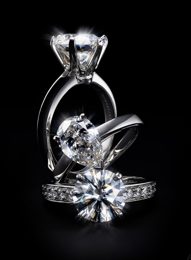 Ювелирные изделия на черном фоне