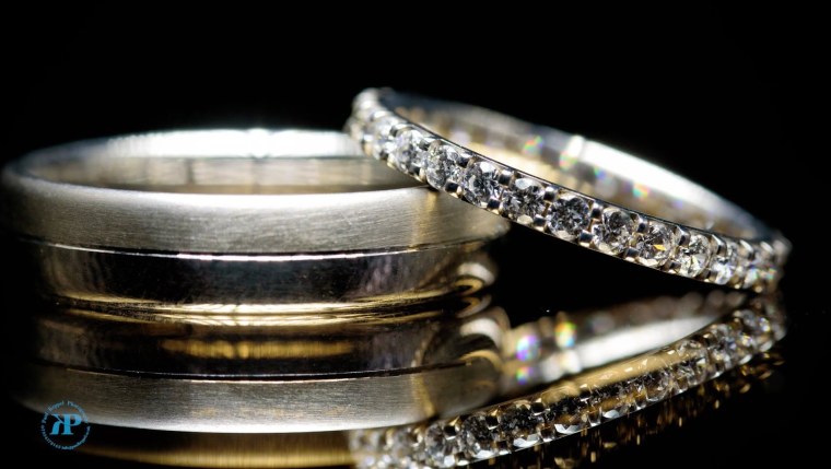 Обручальное кольцо в стакане с водой