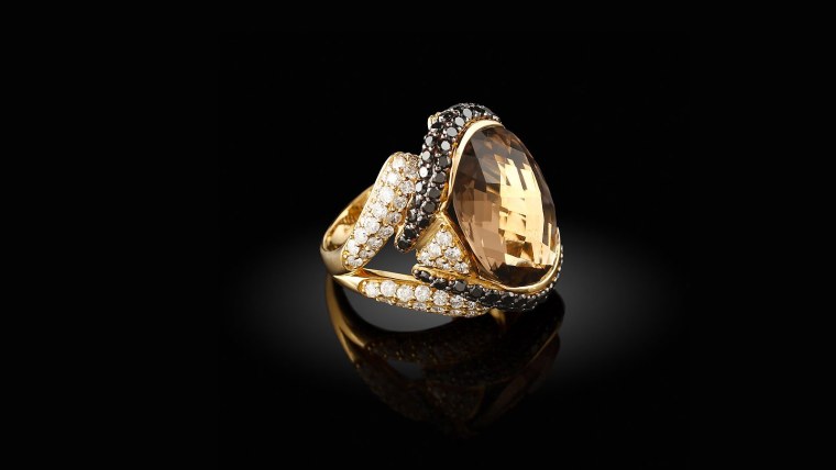 Ювелирные украшения на темном фоне