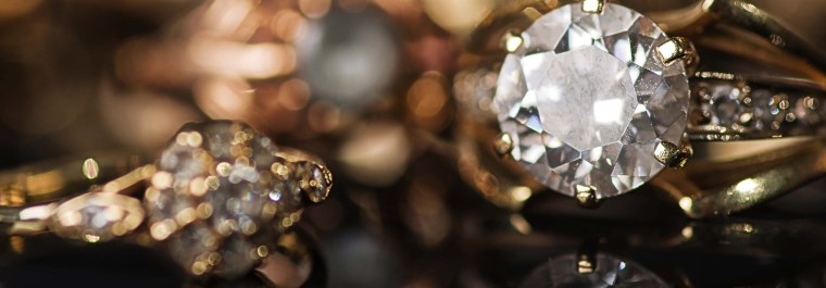 Ювелирные украшения на фоне природы