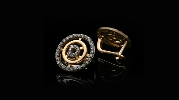 Ювелирные изделия на черном фоне