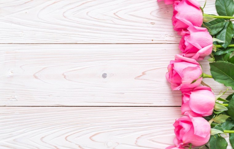 Цветы на деревянной доске