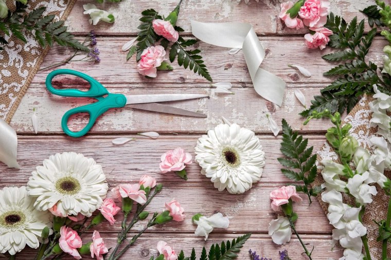 Цветы на деревянном фоне