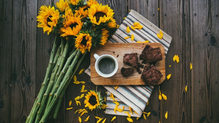 Цветы на столе вид сверху