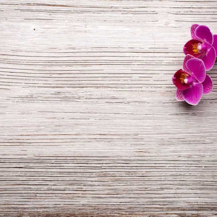 Деревянный фон с цветами