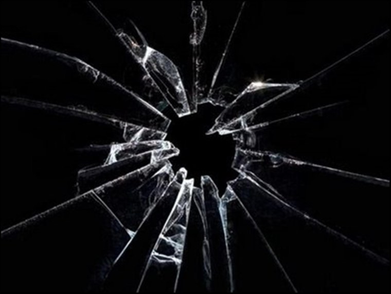 Трещина на стекле без фона