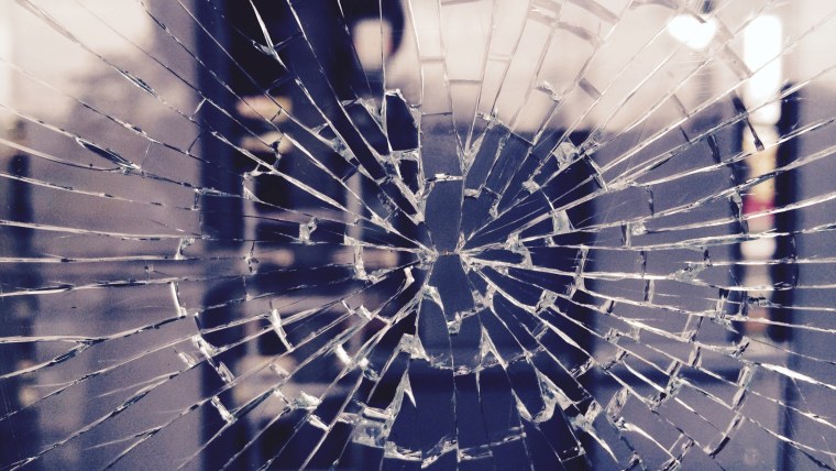 Трещины на стекле на черном фоне