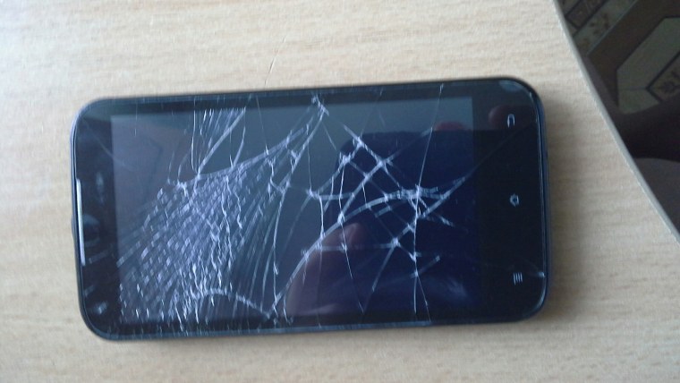 Трещины на черном фоне